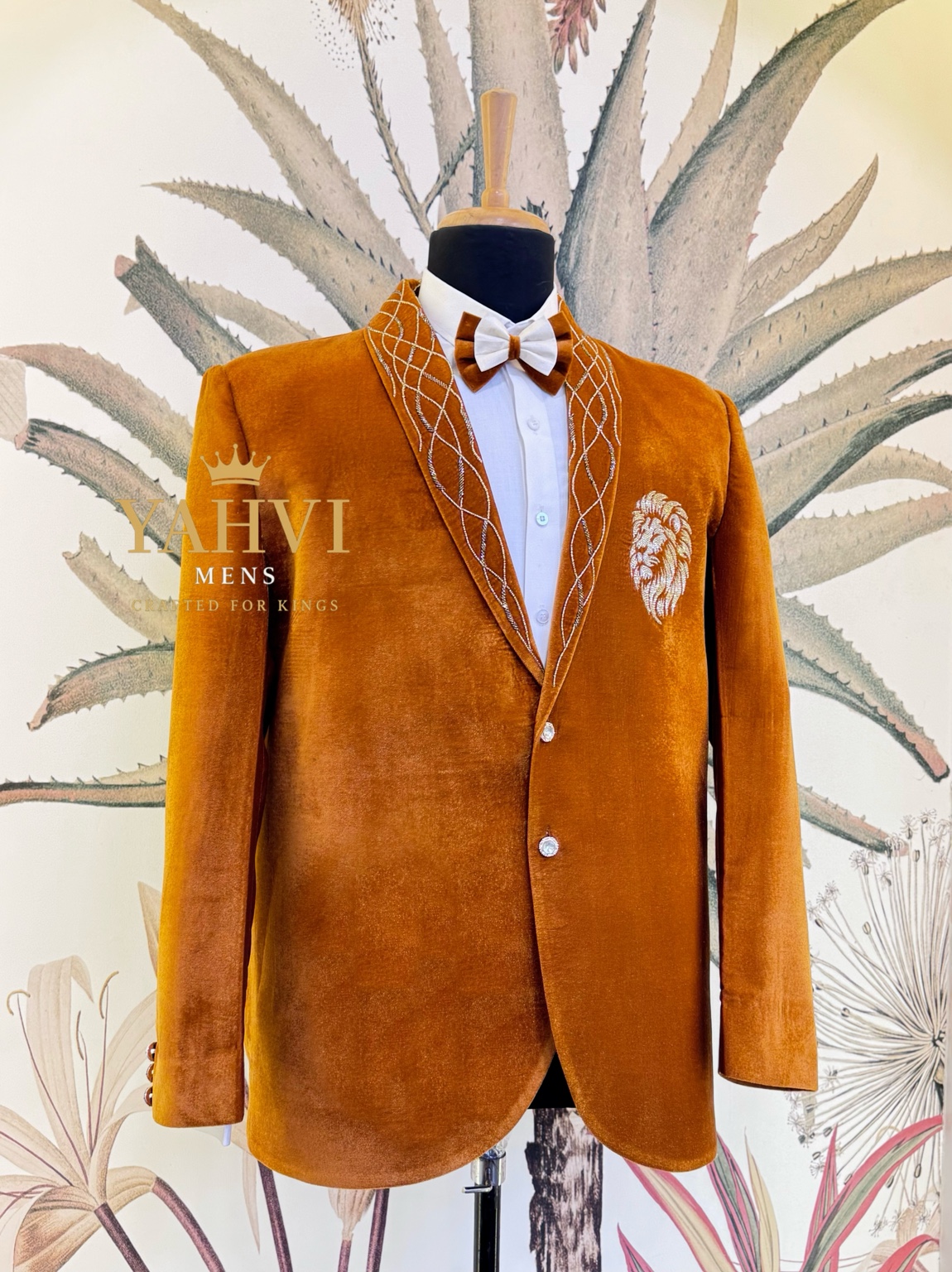 Regal Lion Motif Signature Velvet Blaze - Image 2