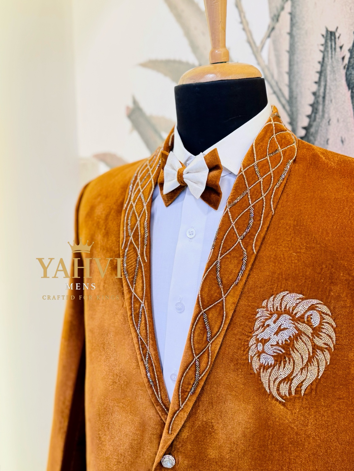 Regal Lion Motif Signature Velvet Blaze - Image 5